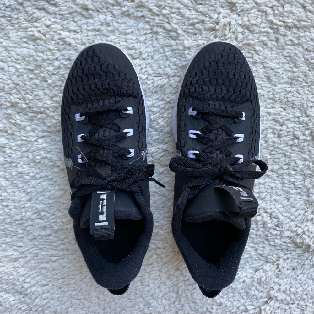 NIKE Boys Basketball Sneaker